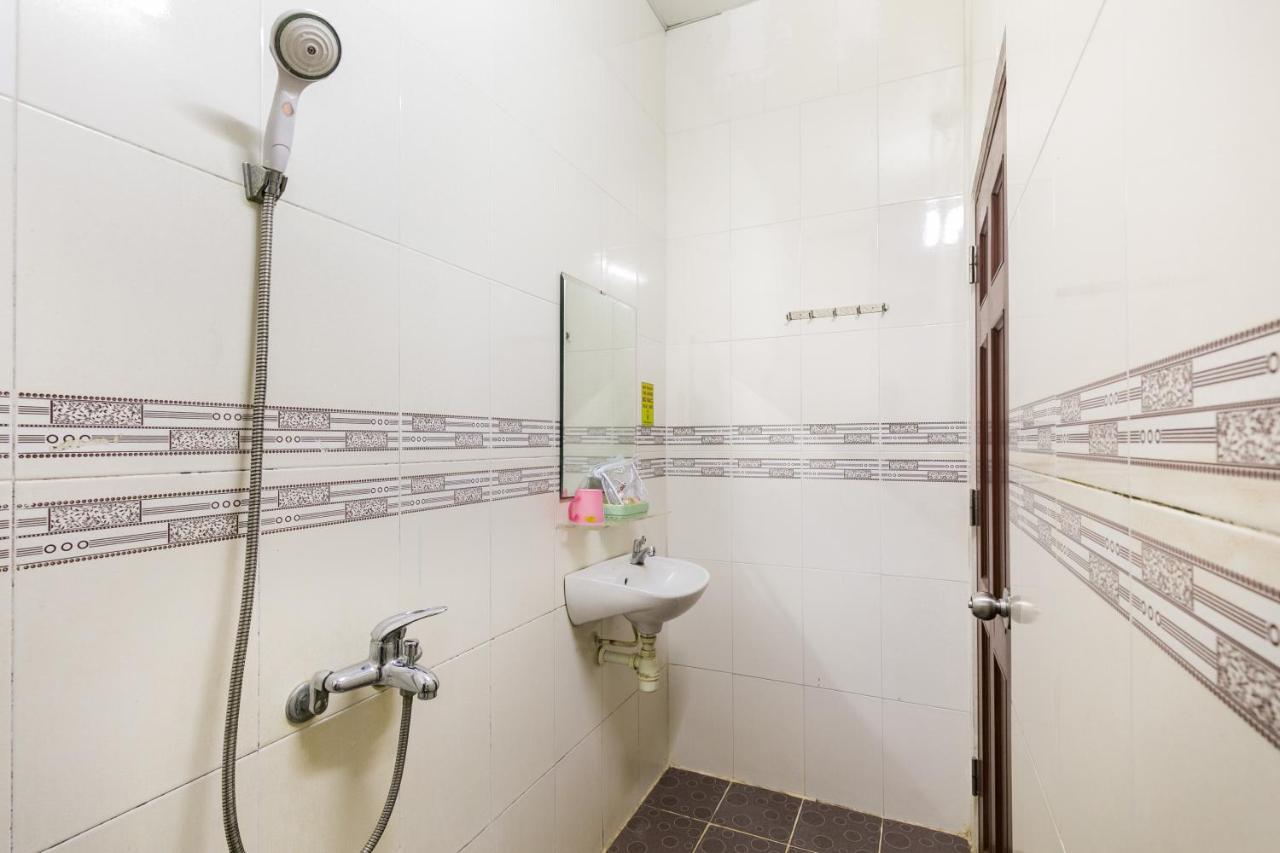 Oyo 372 Vy Ha Hotel Хошимин Экстерьер фото